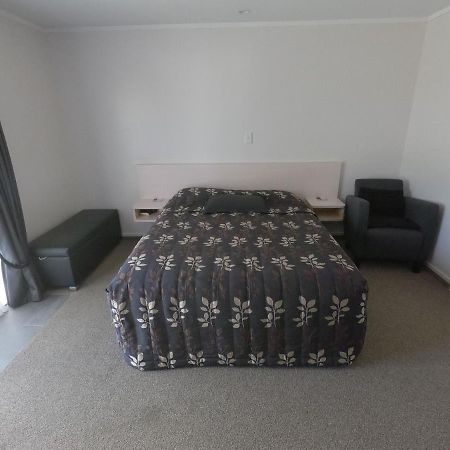 Castle Court Motel Wellsford Esterno foto