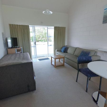 Castle Court Motel Wellsford Esterno foto