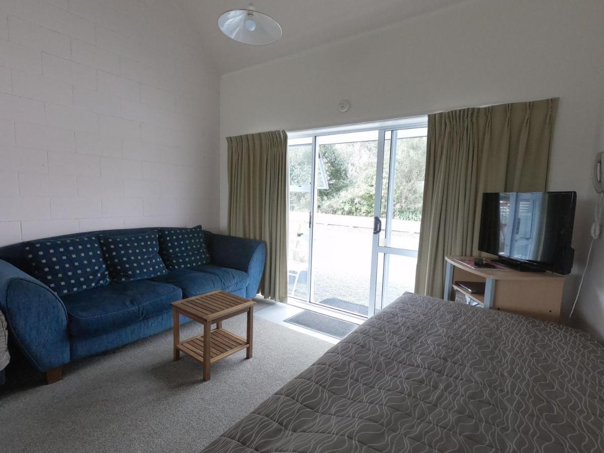 Castle Court Motel Wellsford Esterno foto