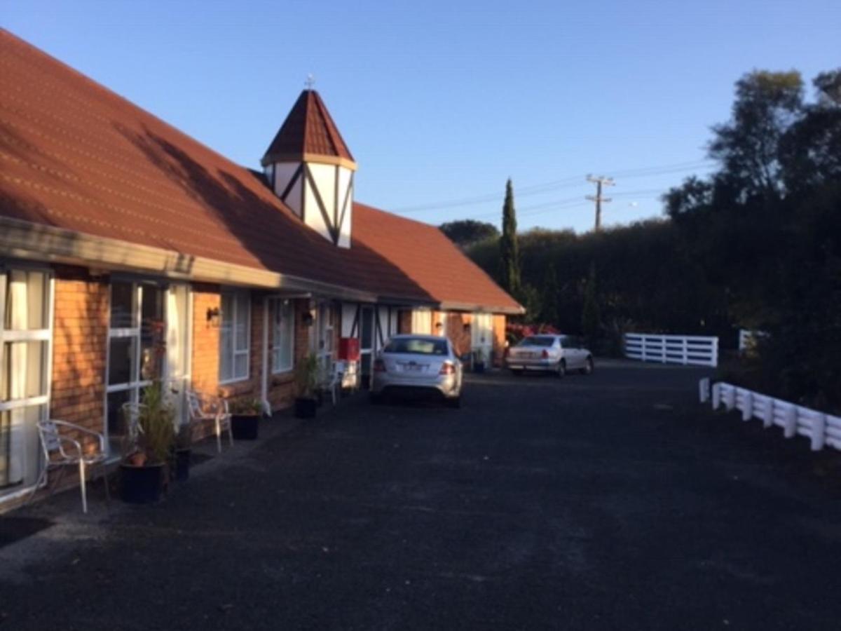 Castle Court Motel Wellsford Esterno foto
