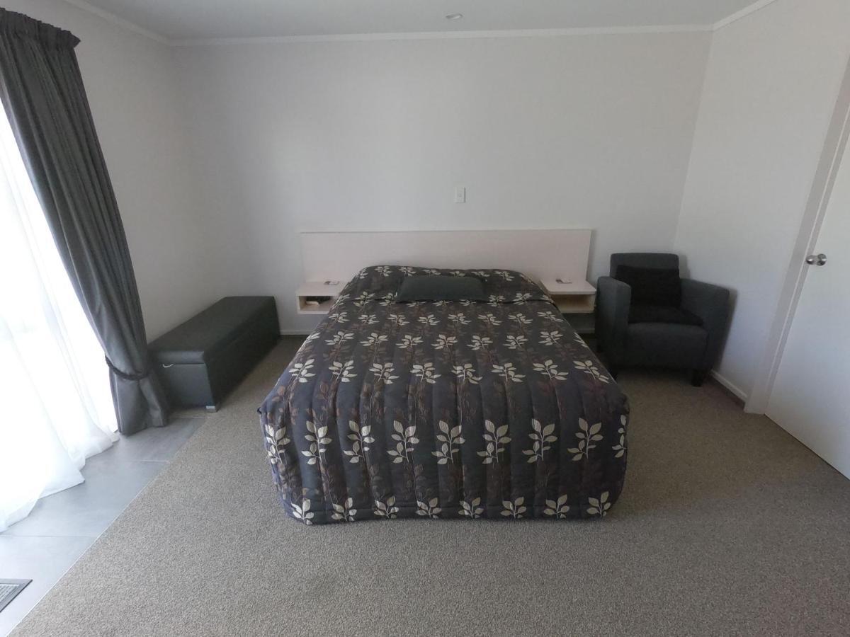 Castle Court Motel Wellsford Esterno foto