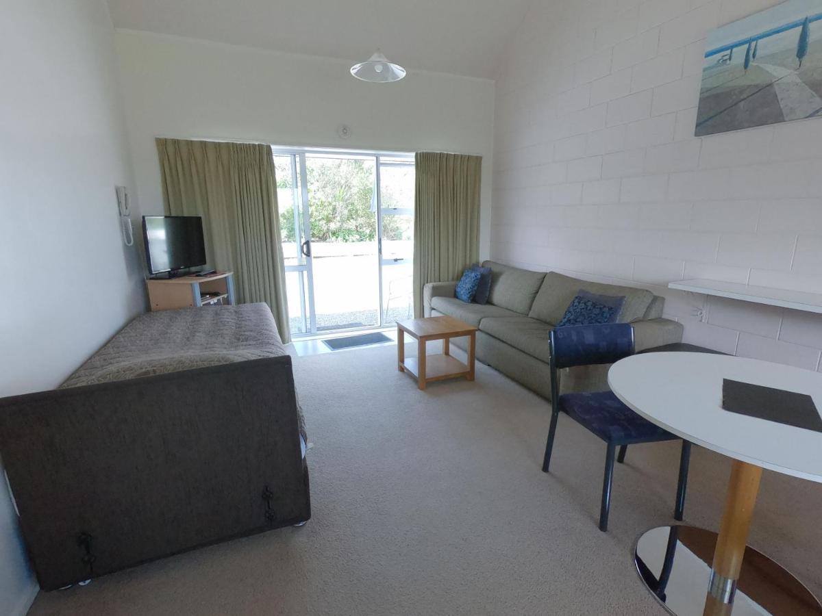 Castle Court Motel Wellsford Esterno foto