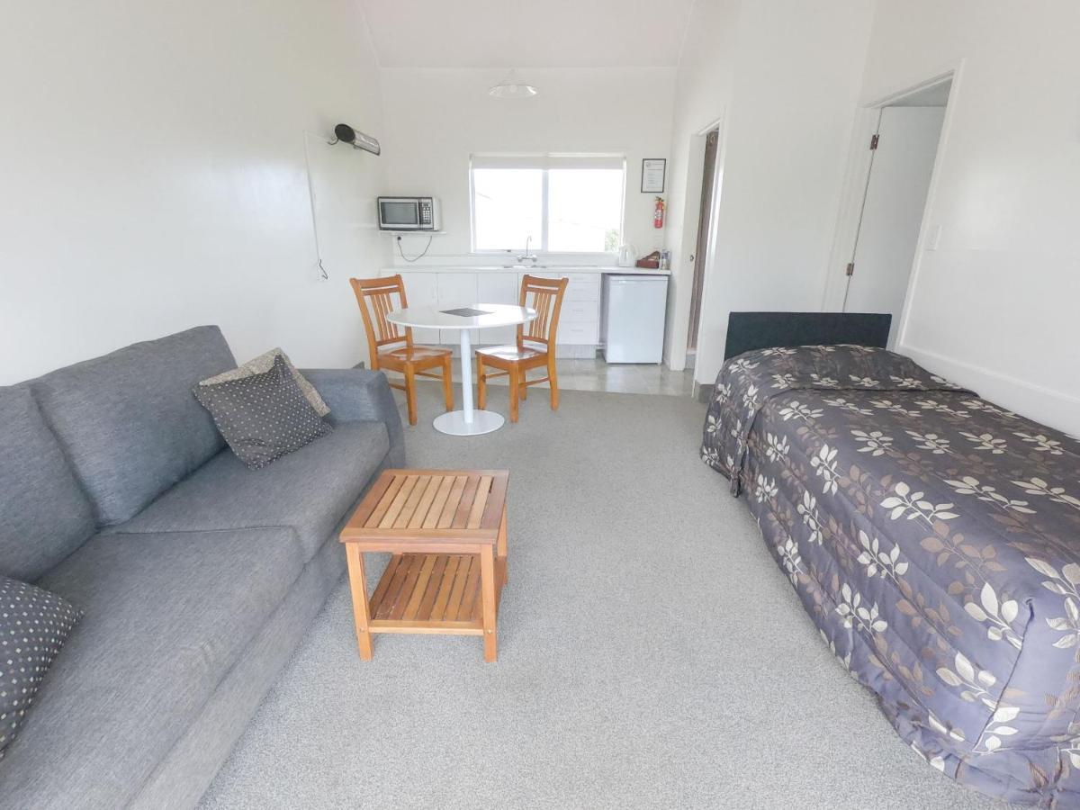 Castle Court Motel Wellsford Esterno foto