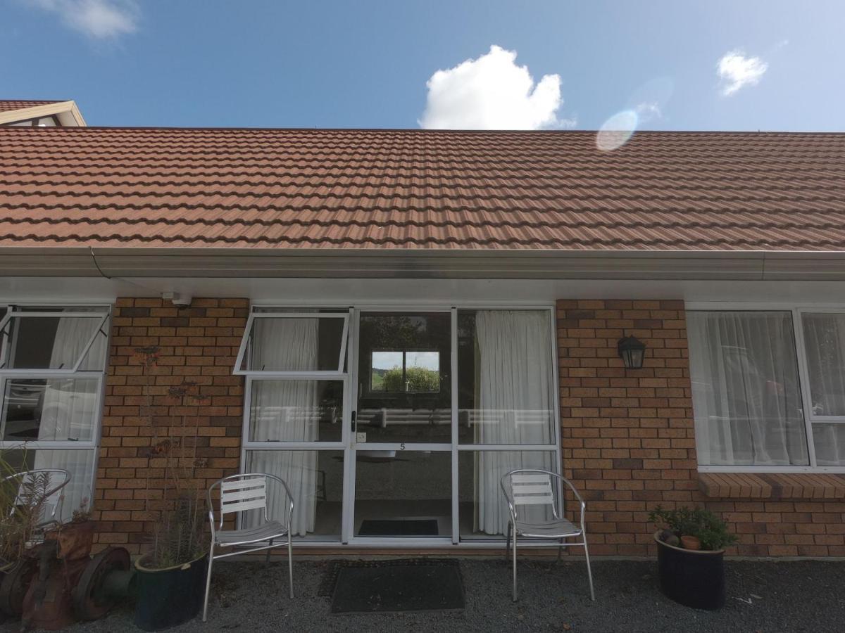 Castle Court Motel Wellsford Esterno foto
