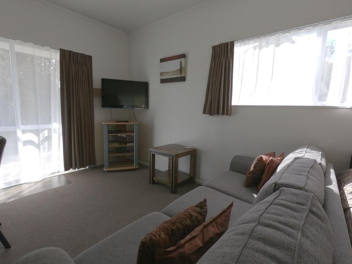 Castle Court Motel Wellsford Esterno foto