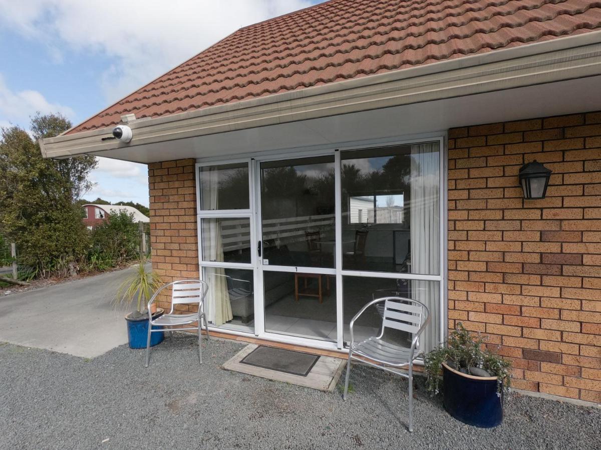 Castle Court Motel Wellsford Esterno foto
