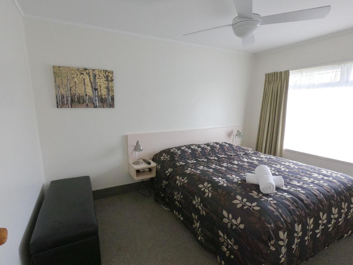 Castle Court Motel Wellsford Esterno foto